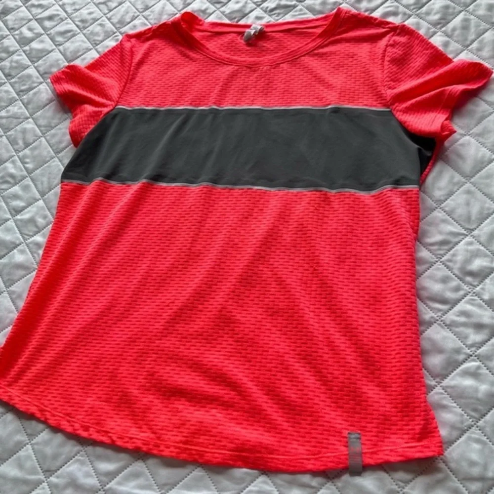 UA SPORTS Tee - Picture 2 of 5